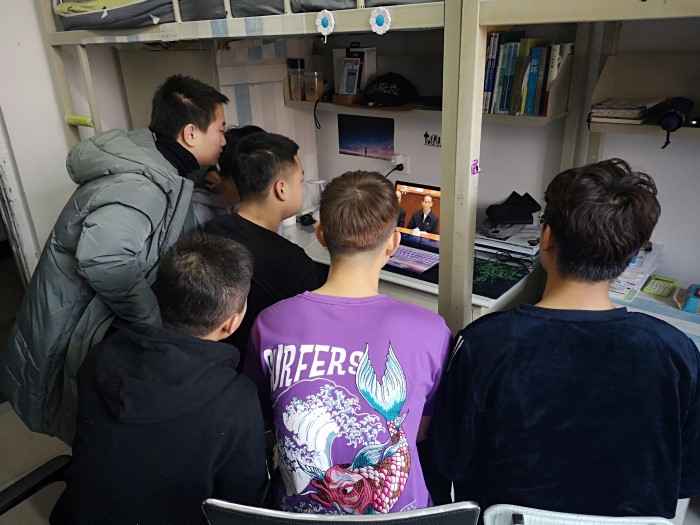 1545133161448081101.jpg 学生观看大会.jpg