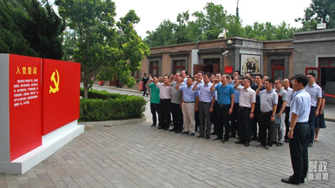 △2021年,中央纪委国家监委案件审理室荣获“全国五一劳动奖状”,这是案件审理室党员同志在北大红楼前重温入党誓词。(资料图)