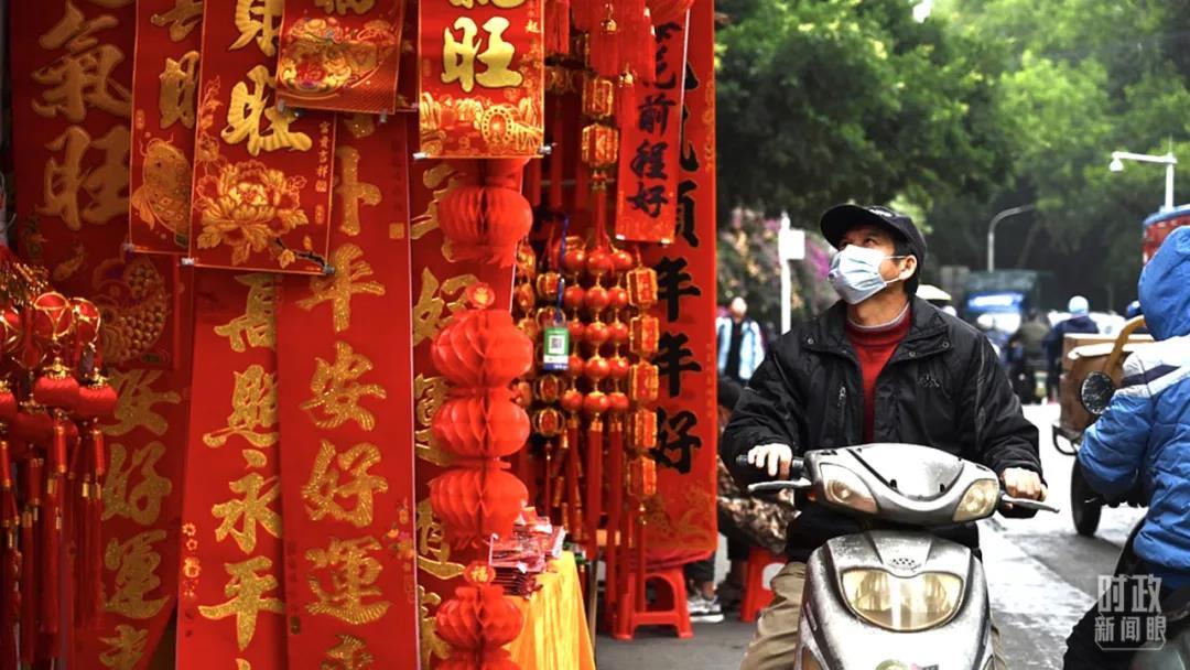 △广西南宁,路过的市民被琳琅满目的新春饰品吸引。(图/视觉中国)